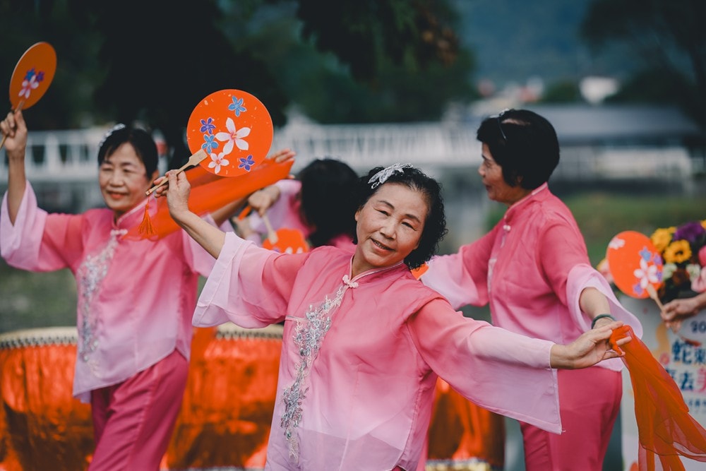 高雄美濃花海彩繪大地 賞花逛新春文創市集 ，阿弟牯阿妹妹、摩艾、凌波仙子、夢迴伯公 美拍景點，客家小炒、水磨豆花 美味私房，探訪藏金天目釉技藝 陶木漆藝術手作工坊!