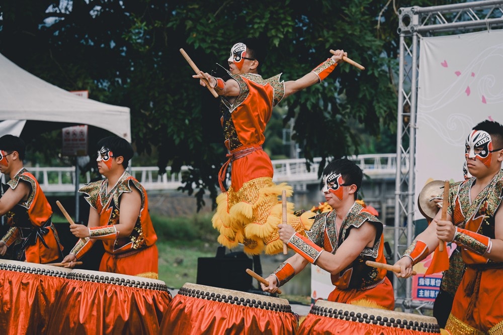 高雄美濃花海彩繪大地 賞花逛新春文創市集 ，阿弟牯阿妹妹、摩艾、凌波仙子、夢迴伯公 美拍景點，客家小炒、水磨豆花 美味私房，探訪藏金天目釉技藝 陶木漆藝術手作工坊!