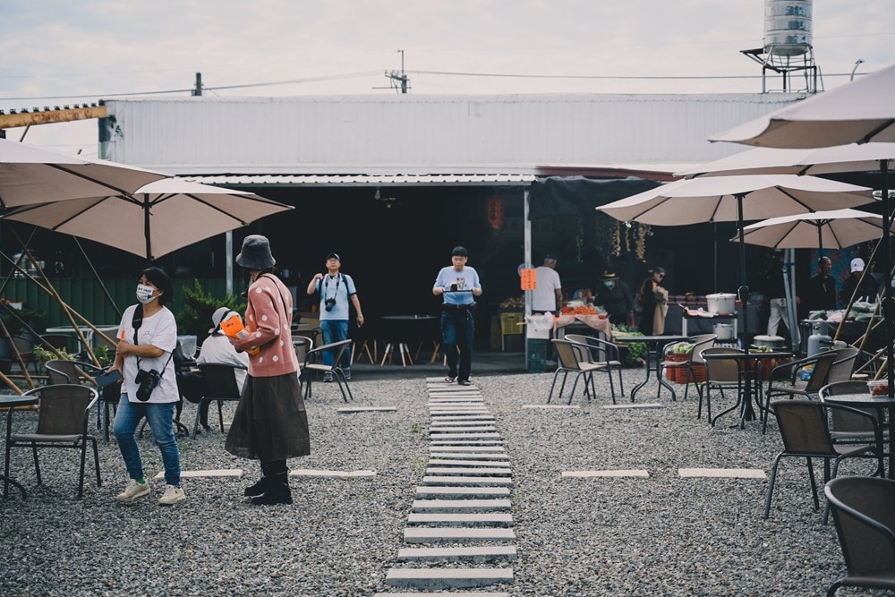 高雄美濃花海彩繪大地 賞花逛新春文創市集 ，阿弟牯阿妹妹、摩艾、凌波仙子、夢迴伯公 美拍景點，客家小炒、水磨豆花 美味私房，探訪藏金天目釉技藝 陶木漆藝術手作工坊!