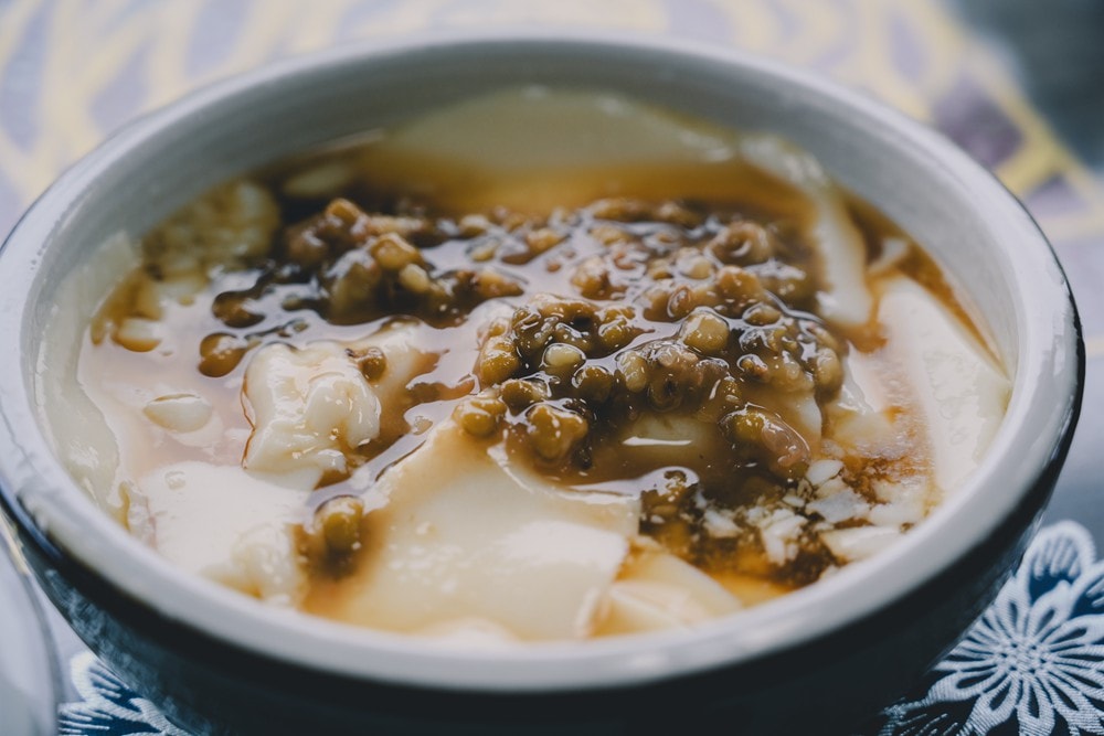 高雄美濃花海彩繪大地 賞花逛新春文創市集 ，阿弟牯阿妹妹、摩艾、凌波仙子、夢迴伯公 美拍景點，客家小炒、水磨豆花 美味私房，探訪藏金天目釉技藝 陶木漆藝術手作工坊!