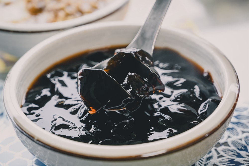 高雄美濃花海彩繪大地 賞花逛新春文創市集 ，阿弟牯阿妹妹、摩艾、凌波仙子、夢迴伯公 美拍景點，客家小炒、水磨豆花 美味私房，探訪藏金天目釉技藝 陶木漆藝術手作工坊!