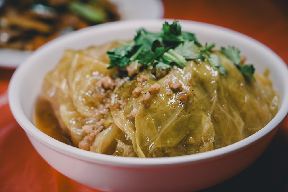 高雄美濃花海彩繪大地 賞花逛新春文創市集 ，阿弟牯阿妹妹、摩艾、凌波仙子、夢迴伯公 美拍景點，客家小炒、水磨豆花 美味私房，探訪藏金天目釉技藝 陶木漆藝術手作工坊!