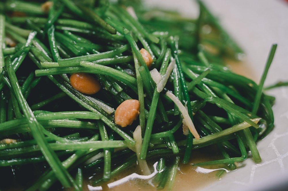 高雄美濃花海彩繪大地 賞花逛新春文創市集 ，阿弟牯阿妹妹、摩艾、凌波仙子、夢迴伯公 美拍景點，客家小炒、水磨豆花 美味私房，探訪藏金天目釉技藝 陶木漆藝術手作工坊!