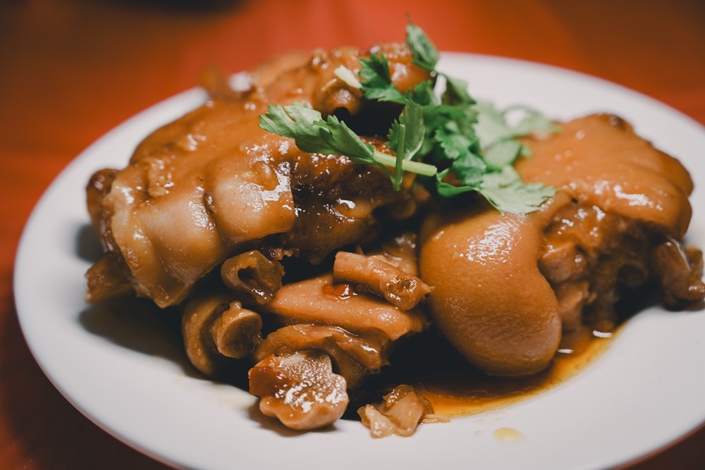 高雄美濃花海彩繪大地 賞花逛新春文創市集 ，阿弟牯阿妹妹、摩艾、凌波仙子、夢迴伯公 美拍景點，客家小炒、水磨豆花 美味私房，探訪藏金天目釉技藝 陶木漆藝術手作工坊!