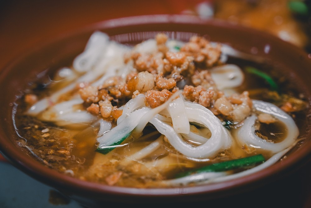 高雄美濃花海彩繪大地 賞花逛新春文創市集 ，阿弟牯阿妹妹、摩艾、凌波仙子、夢迴伯公 美拍景點，客家小炒、水磨豆花 美味私房，探訪藏金天目釉技藝 陶木漆藝術手作工坊!