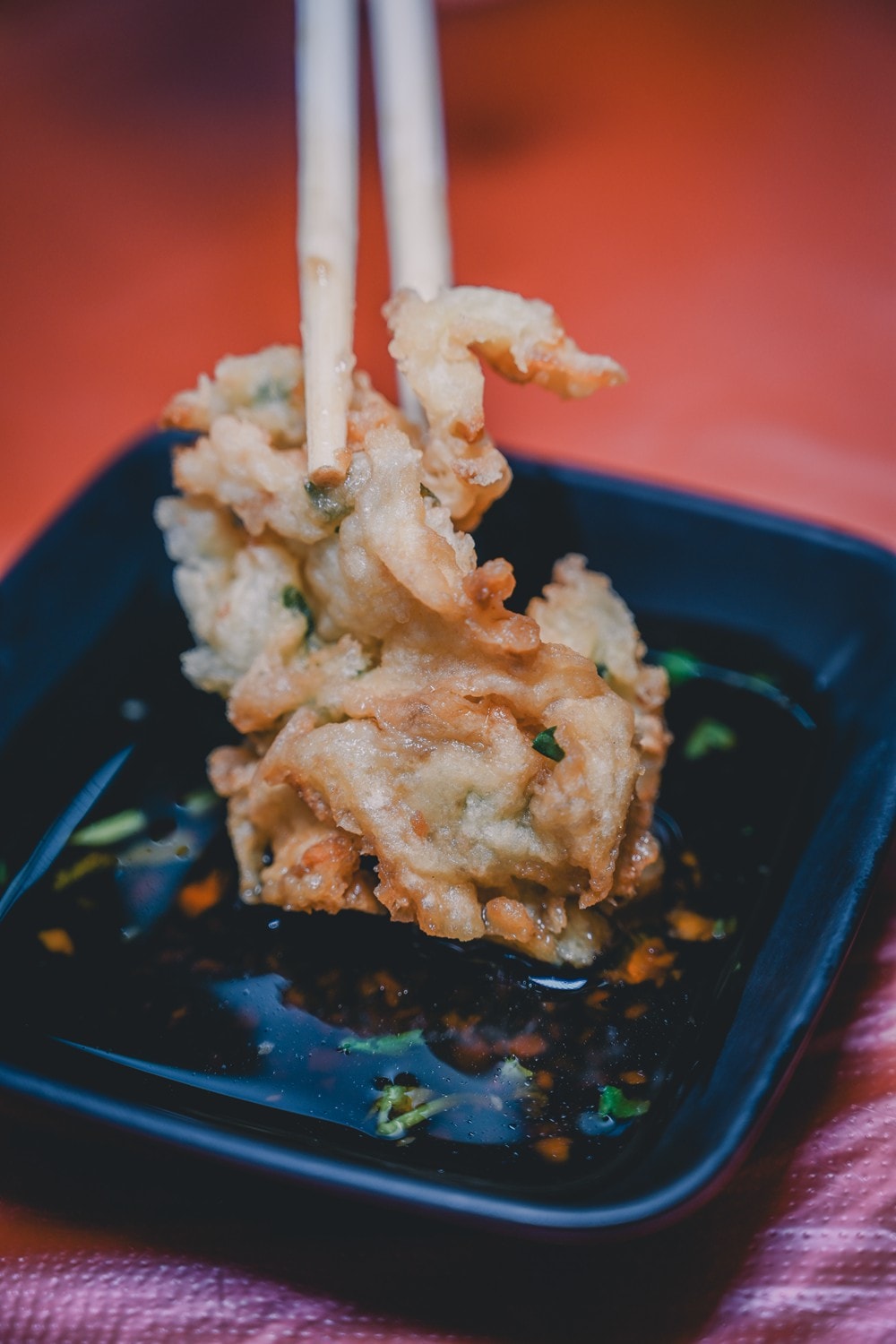 高雄美濃花海彩繪大地 賞花逛新春文創市集 ，阿弟牯阿妹妹、摩艾、凌波仙子、夢迴伯公 美拍景點，客家小炒、水磨豆花 美味私房，探訪藏金天目釉技藝 陶木漆藝術手作工坊!