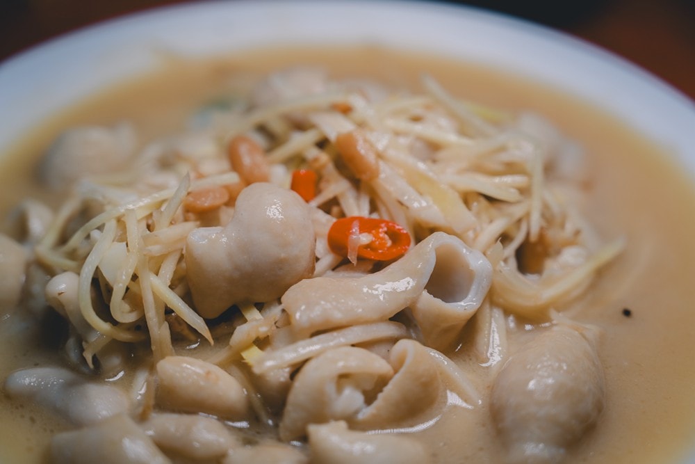 高雄美濃花海彩繪大地 賞花逛新春文創市集 ，阿弟牯阿妹妹、摩艾、凌波仙子、夢迴伯公 美拍景點，客家小炒、水磨豆花 美味私房，探訪藏金天目釉技藝 陶木漆藝術手作工坊!