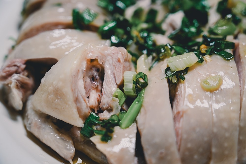 高雄美濃花海彩繪大地 賞花逛新春文創市集 ，阿弟牯阿妹妹、摩艾、凌波仙子、夢迴伯公 美拍景點，客家小炒、水磨豆花 美味私房，探訪藏金天目釉技藝 陶木漆藝術手作工坊!