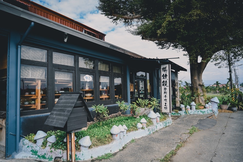 高雄美濃花海彩繪大地 賞花逛新春文創市集 ,阿弟牯阿妹妹、摩艾、凌波仙子、夢迴伯公 美拍景點,客家小炒、水磨豆花 美味私房,探訪藏金天目釉技藝 陶木漆藝術手作工坊! - 第49張圖 高雄美濃花海彩繪大地 賞花逛新春文創市集 ,阿弟牯阿妹妹、摩艾、凌波仙子、夢迴伯公 美拍景點,客家小炒、水磨豆花 美味私房,探訪藏金天目釉技藝 陶木漆藝術手作工坊!