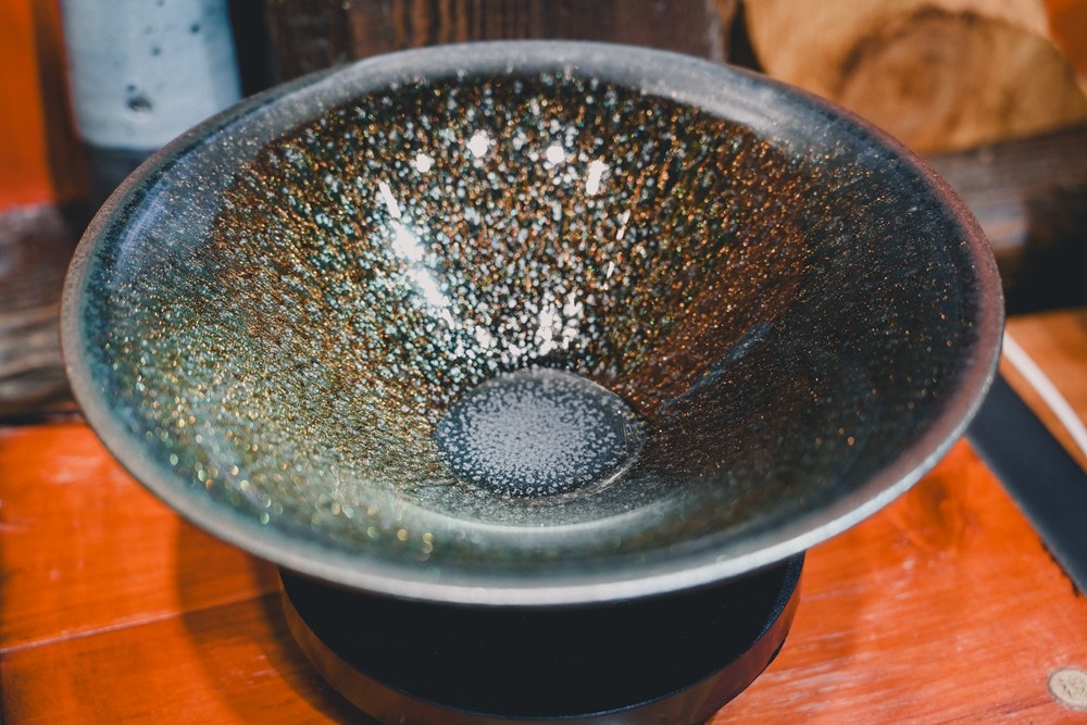 高雄美濃花海彩繪大地 賞花逛新春文創市集 ，阿弟牯阿妹妹、摩艾、凌波仙子、夢迴伯公 美拍景點，客家小炒、水磨豆花 美味私房，探訪藏金天目釉技藝 陶木漆藝術手作工坊!