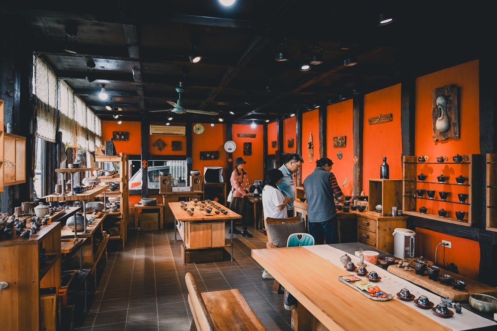 高雄美濃花海彩繪大地 賞花逛新春文創市集 ，阿弟牯阿妹妹、摩艾、凌波仙子、夢迴伯公 美拍景點，客家小炒、水磨豆花 美味私房，探訪藏金天目釉技藝 陶木漆藝術手作工坊!