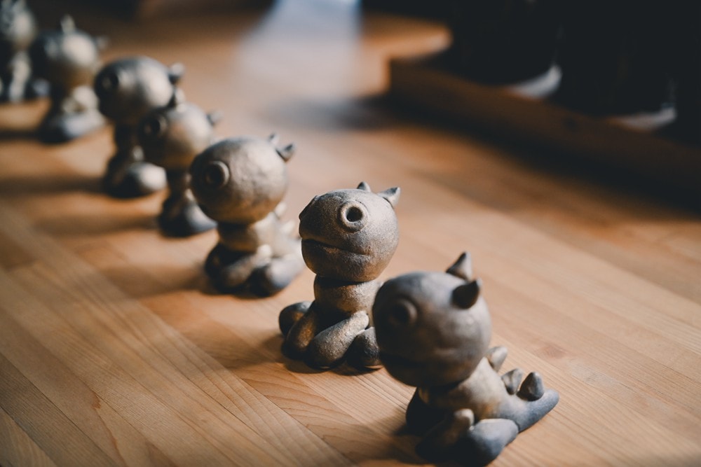 高雄美濃花海彩繪大地 賞花逛新春文創市集 ，阿弟牯阿妹妹、摩艾、凌波仙子、夢迴伯公 美拍景點，客家小炒、水磨豆花 美味私房，探訪藏金天目釉技藝 陶木漆藝術手作工坊!