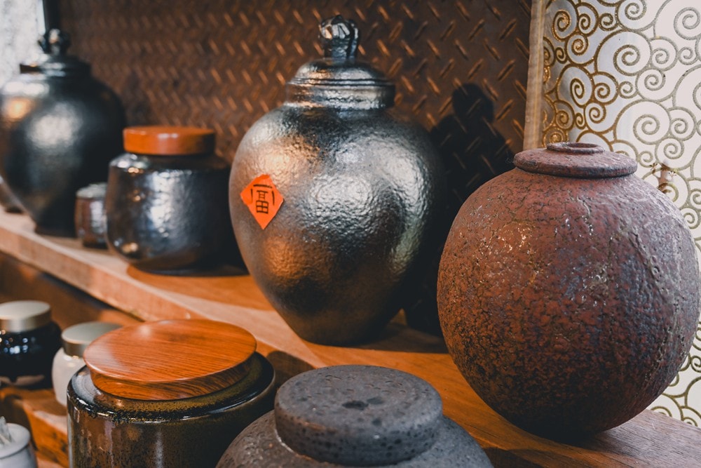 高雄美濃花海彩繪大地 賞花逛新春文創市集 ,阿弟牯阿妹妹、摩艾、凌波仙子、夢迴伯公 美拍景點,客家小炒、水磨豆花 美味私房,探訪藏金天目釉技藝 陶木漆藝術手作工坊! - 第54張圖 高雄美濃花海彩繪大地 賞花逛新春文創市集 ,阿弟牯阿妹妹、摩艾、凌波仙子、夢迴伯公 美拍景點,客家小炒、水磨豆花 美味私房,探訪藏金天目釉技藝 陶木漆藝術手作工坊!