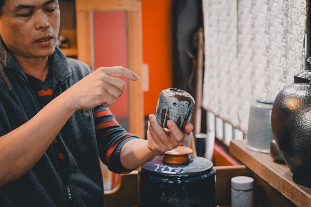 高雄美濃花海彩繪大地 賞花逛新春文創市集 ，阿弟牯阿妹妹、摩艾、凌波仙子、夢迴伯公 美拍景點，客家小炒、水磨豆花 美味私房，探訪藏金天目釉技藝 陶木漆藝術手作工坊!