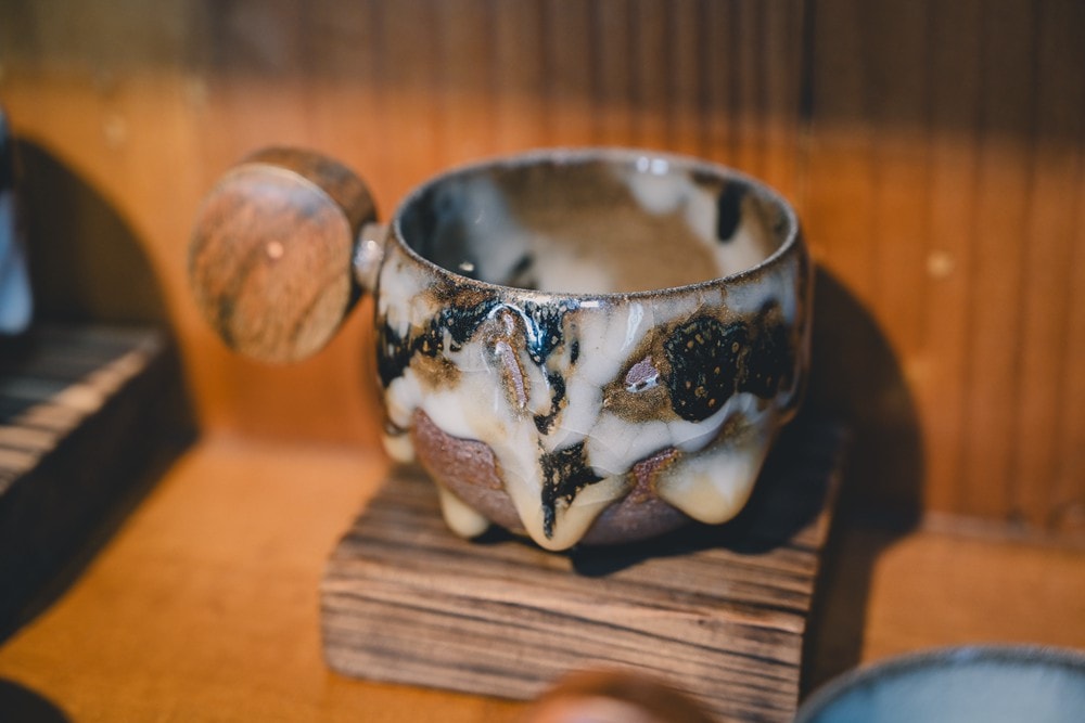 高雄美濃花海彩繪大地 賞花逛新春文創市集 ,阿弟牯阿妹妹、摩艾、凌波仙子、夢迴伯公 美拍景點,客家小炒、水磨豆花 美味私房,探訪藏金天目釉技藝 陶木漆藝術手作工坊! - 第56張圖 高雄美濃花海彩繪大地 賞花逛新春文創市集 ,阿弟牯阿妹妹、摩艾、凌波仙子、夢迴伯公 美拍景點,客家小炒、水磨豆花 美味私房,探訪藏金天目釉技藝 陶木漆藝術手作工坊!