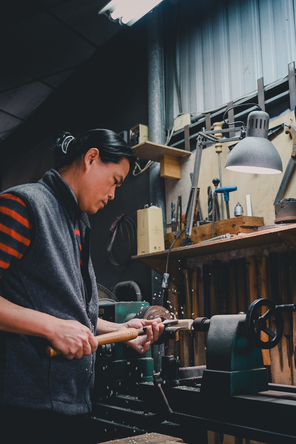 高雄美濃花海彩繪大地 賞花逛新春文創市集 ，阿弟牯阿妹妹、摩艾、凌波仙子、夢迴伯公 美拍景點，客家小炒、水磨豆花 美味私房，探訪藏金天目釉技藝 陶木漆藝術手作工坊!