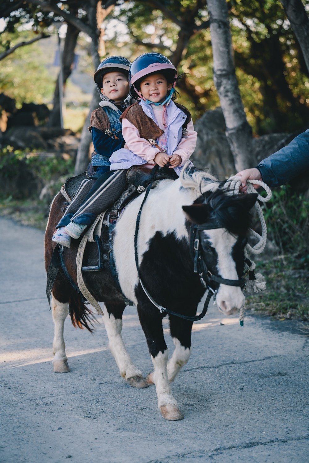 屏東車城一日遊 | 海口看海美術館吹落山風，四重溪悠客馬場騎馬趣，孩子們的戶外旅行體驗!