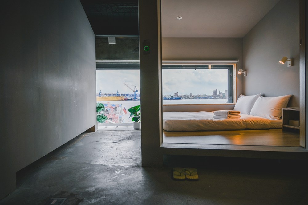 高雄港邊吹起南風BLUES，來去棧貳庫 KW2，療癒慢活在棧貳沐居Hostel、沐光茶庵、倉庫美食與夏日藍調音樂中。