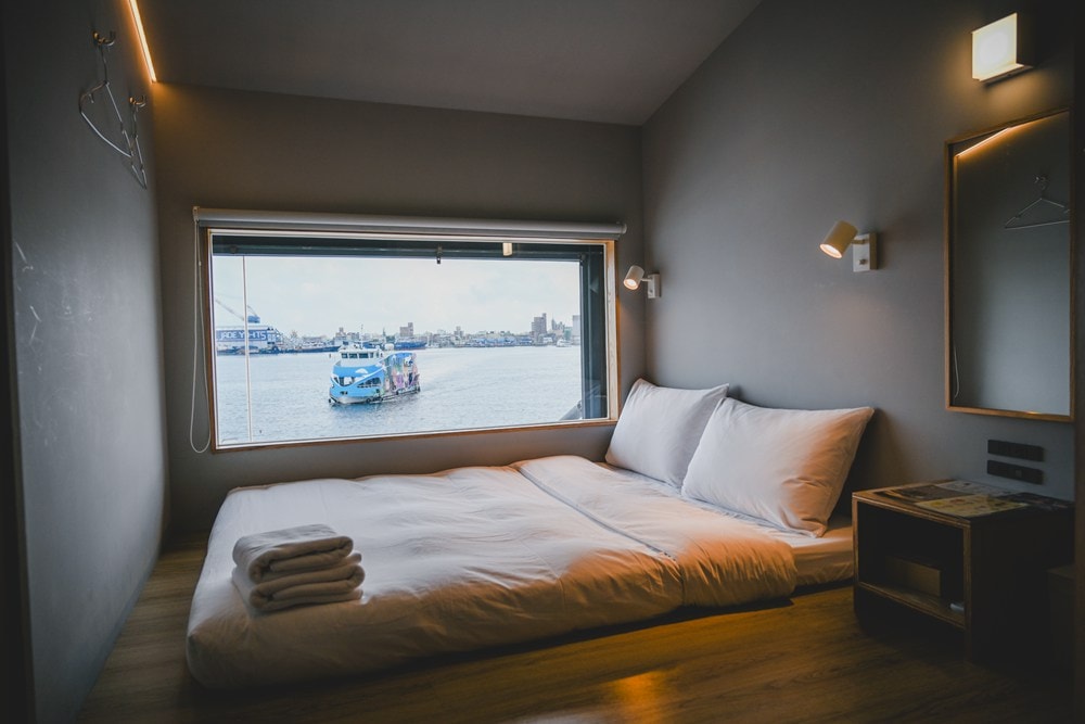 高雄港邊吹起南風BLUES，來去棧貳庫 KW2，療癒慢活在棧貳沐居Hostel、沐光茶庵、倉庫美食與夏日藍調音樂中。
