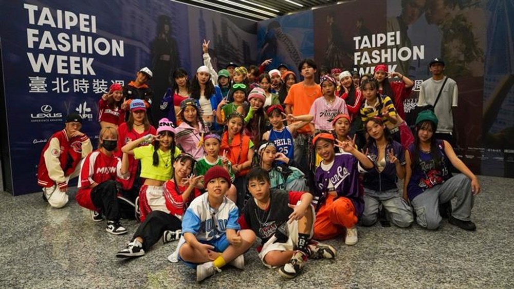 FUN暑假 布袋戲棚首度搬進燦坤3C家電，假日熱鬧好去處 來燦坤內湖旗艦店聽音樂、看熱舞、欣賞霹靂布袋戲!