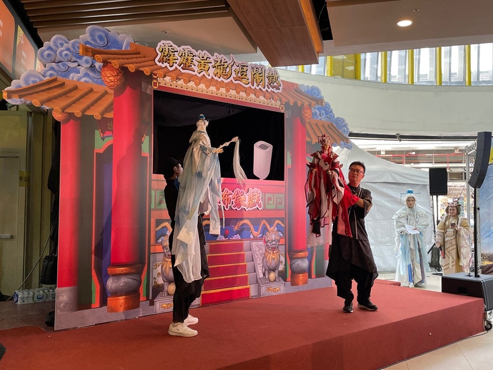 FUN暑假 布袋戲棚首度搬進燦坤3C家電，假日熱鬧好去處 來燦坤內湖旗艦店聽音樂、看熱舞、欣賞霹靂布袋戲!