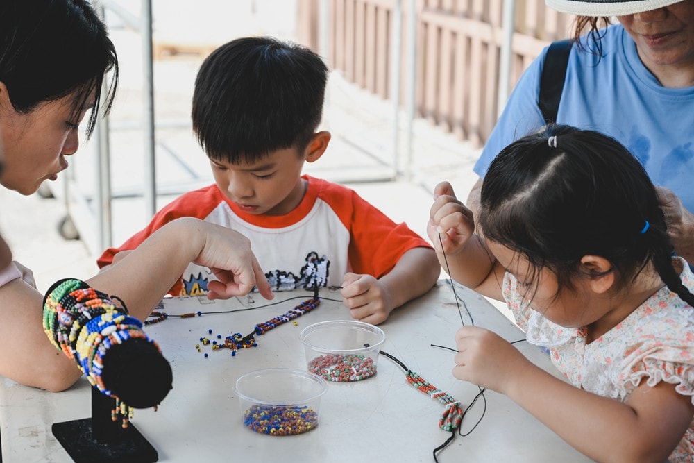 高雄週末&連續假日 免費親子水樂園！茂林SPA Line 山谷水樂園｜泡溫泉、10米超大型泳池、部落文化巡禮、歌舞表演、山水市集美食一次滿足!