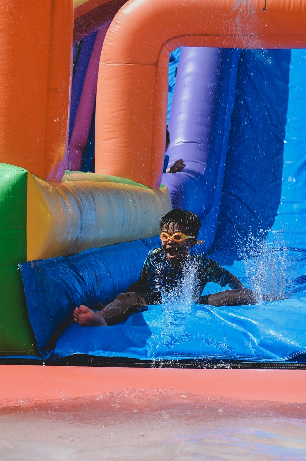 高雄週末&連續假日 免費親子水樂園！茂林SPA Line 山谷水樂園｜泡溫泉、10米超大型泳池、部落文化巡禮、歌舞表演、山水市集美食一次滿足!
