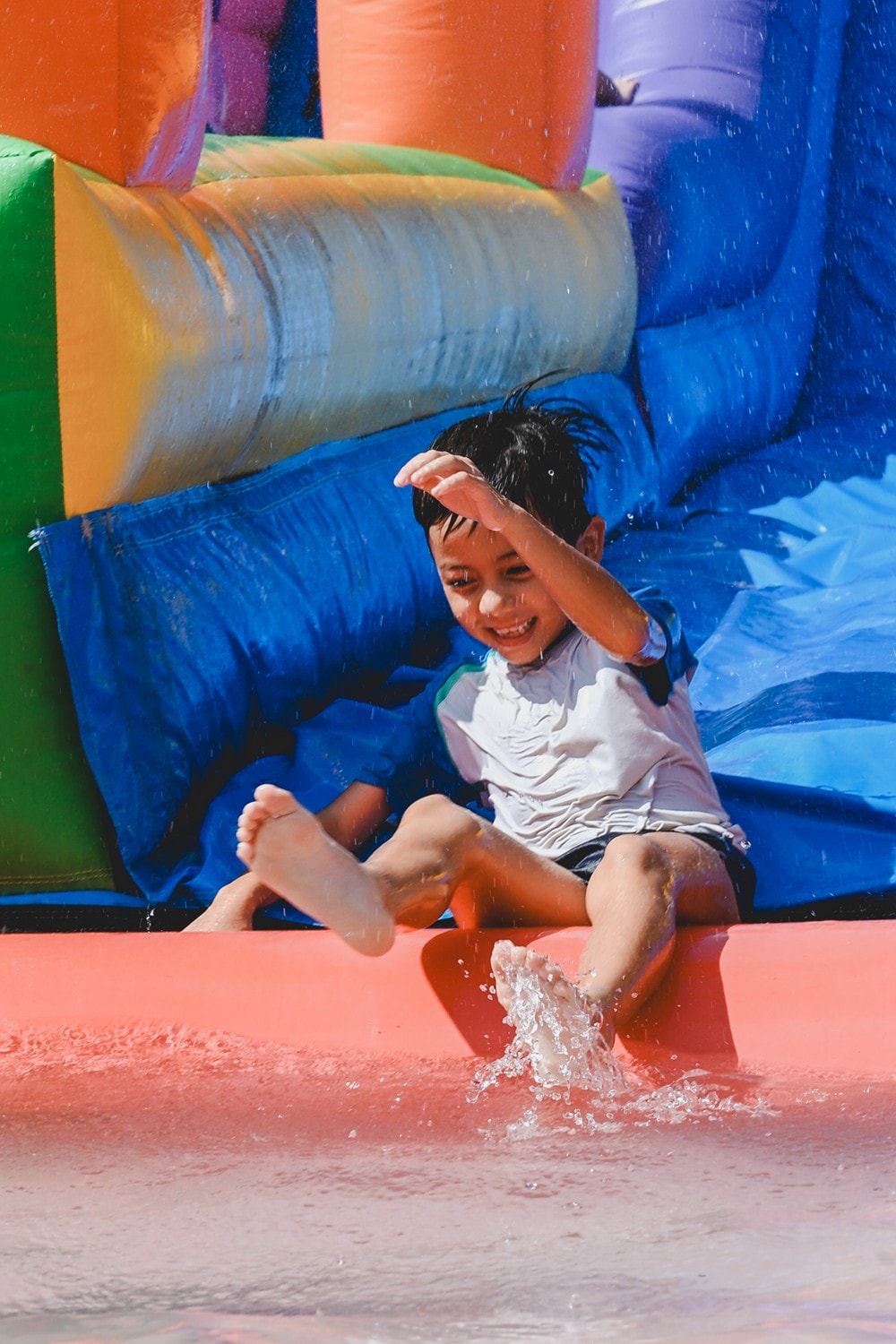 高雄週末&連續假日 免費親子水樂園！茂林SPA Line 山谷水樂園｜泡溫泉、10米超大型泳池、部落文化巡禮、歌舞表演、山水市集美食一次滿足!