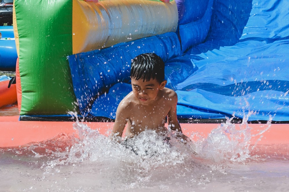 高雄週末&連續假日 免費親子水樂園！茂林SPA Line 山谷水樂園｜泡溫泉、10米超大型泳池、部落文化巡禮、歌舞表演、山水市集美食一次滿足!