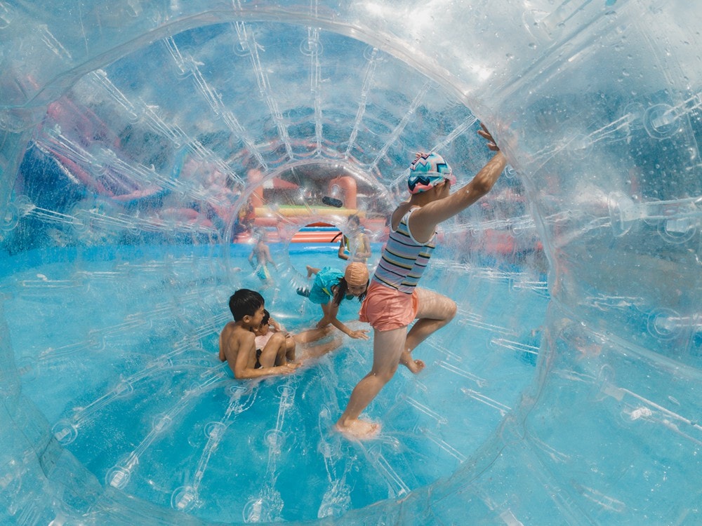 高雄週末&連續假日 免費親子水樂園！茂林SPA Line 山谷水樂園｜泡溫泉、10米超大型泳池、部落文化巡禮、歌舞表演、山水市集美食一次滿足!