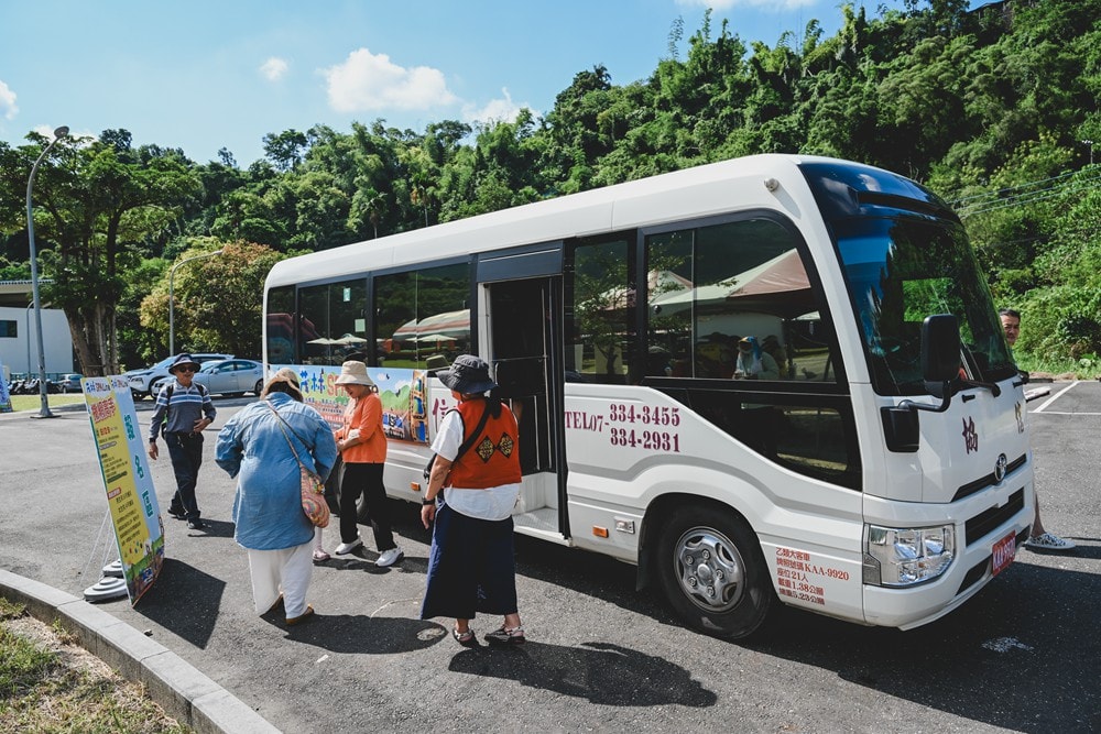 高雄週末&連續假日 免費親子水樂園！茂林SPA Line 山谷水樂園｜泡溫泉、10米超大型泳池、部落文化巡禮、歌舞表演、山水市集美食一次滿足!