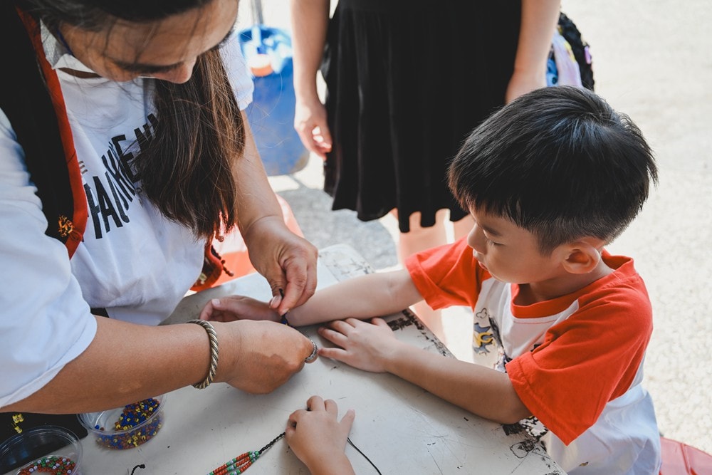 高雄週末&連續假日 免費親子水樂園！茂林SPA Line 山谷水樂園｜泡溫泉、10米超大型泳池、部落文化巡禮、歌舞表演、山水市集美食一次滿足!