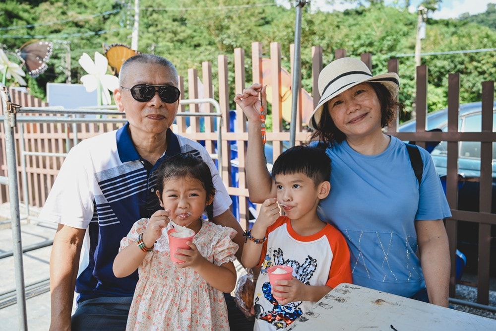 高雄週末&連續假日 免費親子水樂園！茂林SPA Line 山谷水樂園｜泡溫泉、10米超大型泳池、部落文化巡禮、歌舞表演、山水市集美食一次滿足!