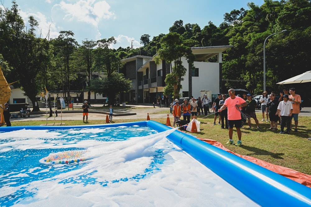 高雄週末&連續假日 免費親子水樂園！茂林SPA Line 山谷水樂園｜泡溫泉、10米超大型泳池、部落文化巡禮、歌舞表演、山水市集美食一次滿足!