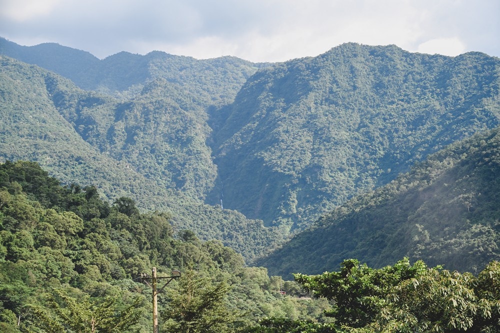 高雄週末&連續假日 免費親子水樂園！茂林SPA Line 山谷水樂園｜泡溫泉、10米超大型泳池、部落文化巡禮、歌舞表演、山水市集美食一次滿足!