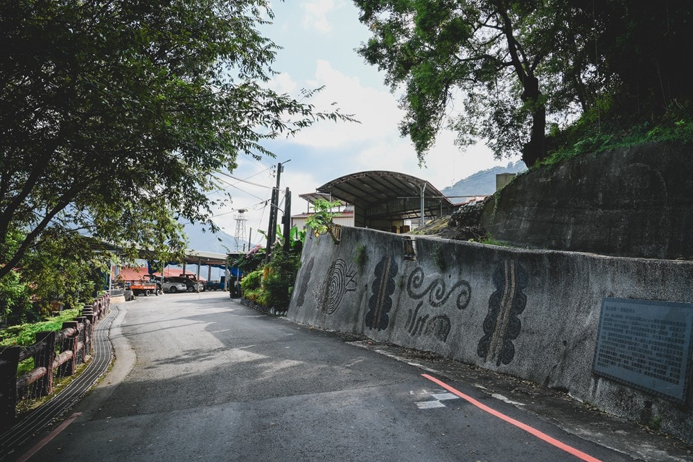 高雄週末&連續假日 免費親子水樂園！茂林SPA Line 山谷水樂園｜泡溫泉、10米超大型泳池、部落文化巡禮、歌舞表演、山水市集美食一次滿足!