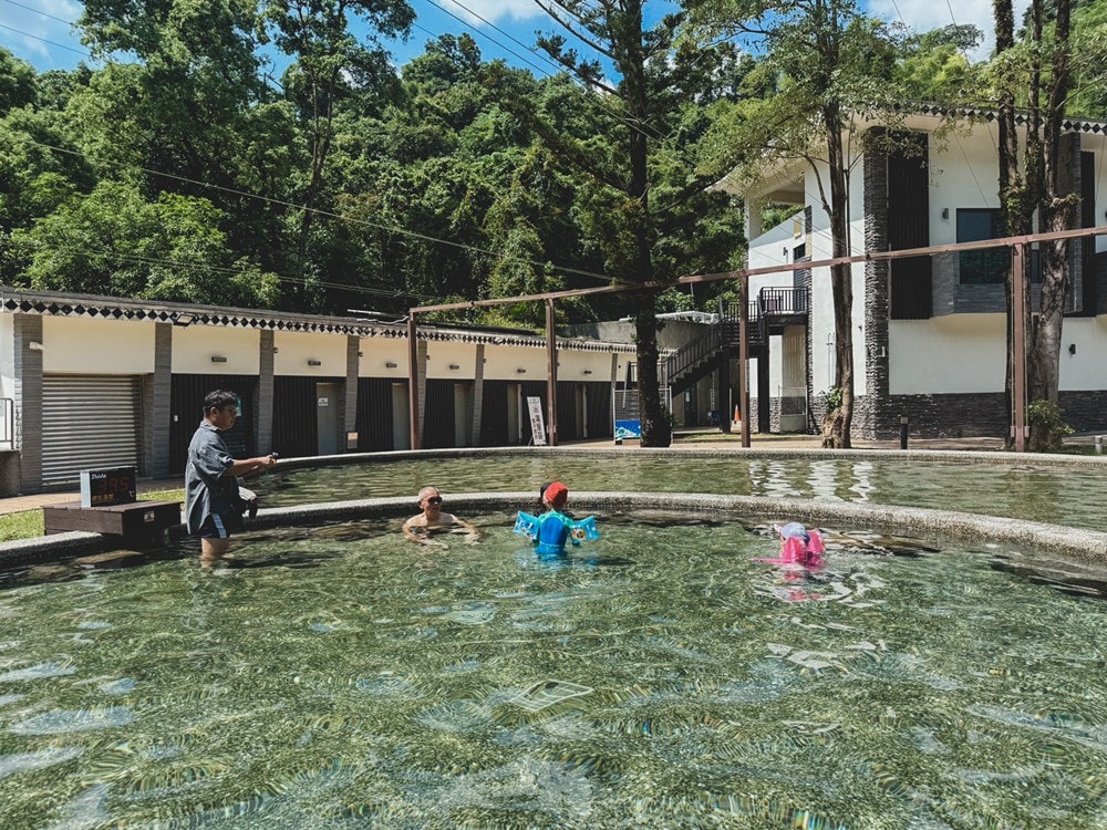 高雄週末&連續假日 免費親子水樂園！茂林SPA Line 山谷水樂園｜泡溫泉、10米超大型泳池、部落文化巡禮、歌舞表演、山水市集美食一次滿足!