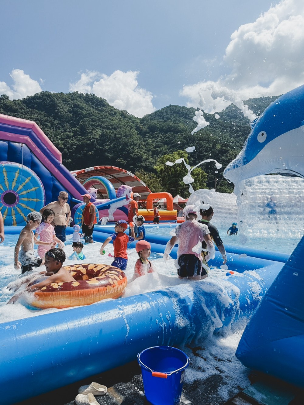 高雄週末&連續假日 免費親子水樂園！茂林SPA Line 山谷水樂園｜泡溫泉、10米超大型泳池、部落文化巡禮、歌舞表演、山水市集美食一次滿足!