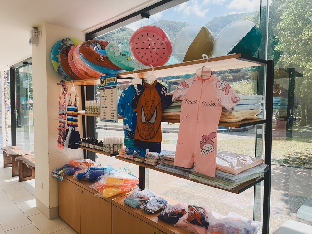 高雄週末&連續假日 免費親子水樂園！茂林SPA Line 山谷水樂園｜泡溫泉、10米超大型泳池、部落文化巡禮、歌舞表演、山水市集美食一次滿足!
