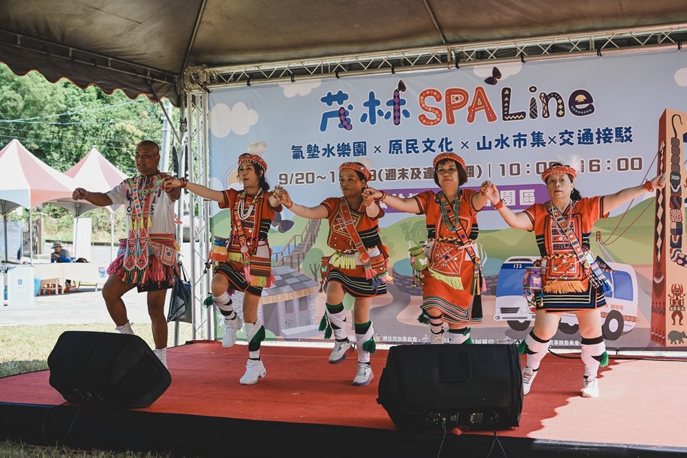 高雄週末&連續假日 免費親子水樂園！茂林SPA Line 山谷水樂園｜泡溫泉、10米超大型泳池、部落文化巡禮、歌舞表演、山水市集美食一次滿足!