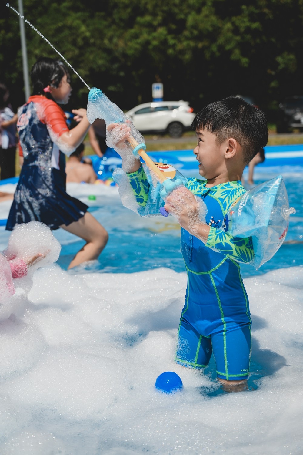 高雄週末&連續假日 免費親子水樂園！茂林SPA Line 山谷水樂園｜泡溫泉、10米超大型泳池、部落文化巡禮、歌舞表演、山水市集美食一次滿足!