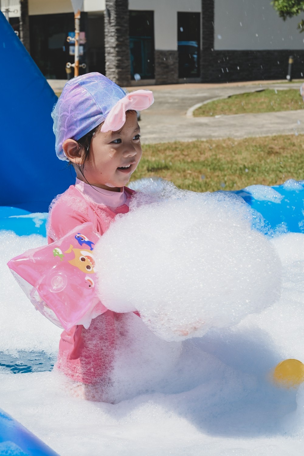 高雄週末&連續假日 免費親子水樂園！茂林SPA Line 山谷水樂園｜泡溫泉、10米超大型泳池、部落文化巡禮、歌舞表演、山水市集美食一次滿足!