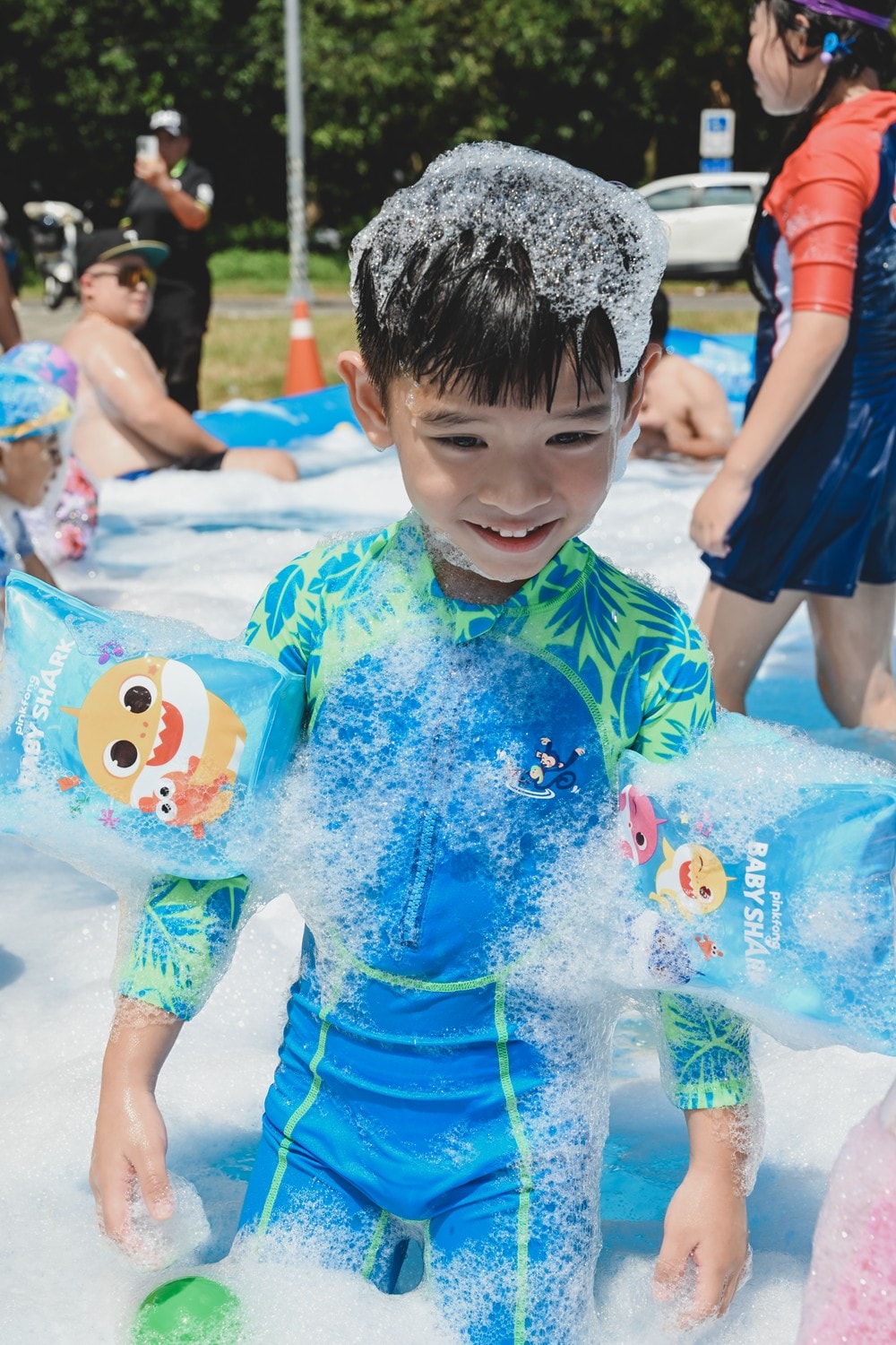 高雄週末&連續假日 免費親子水樂園！茂林SPA Line 山谷水樂園｜泡溫泉、10米超大型泳池、部落文化巡禮、歌舞表演、山水市集美食一次滿足!