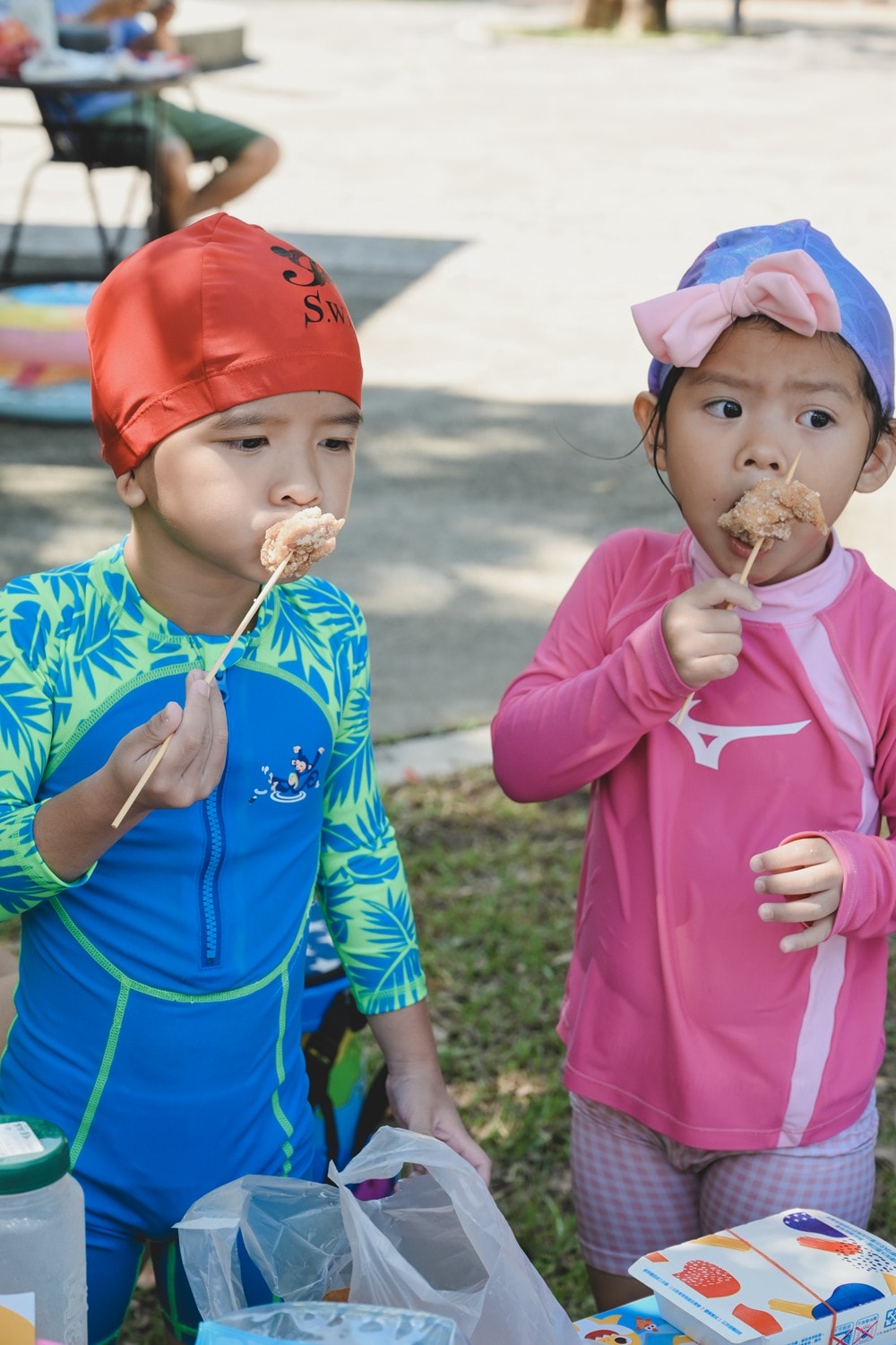 高雄週末&連續假日 免費親子水樂園！茂林SPA Line 山谷水樂園｜泡溫泉、10米超大型泳池、部落文化巡禮、歌舞表演、山水市集美食一次滿足!