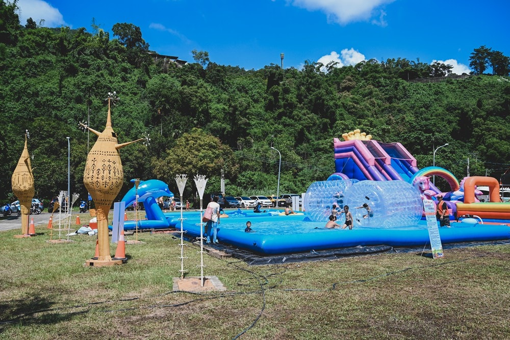 高雄週末&連續假日 免費親子水樂園！茂林SPA Line 山谷水樂園｜泡溫泉、10米超大型泳池、部落文化巡禮、歌舞表演、山水市集美食一次滿足!