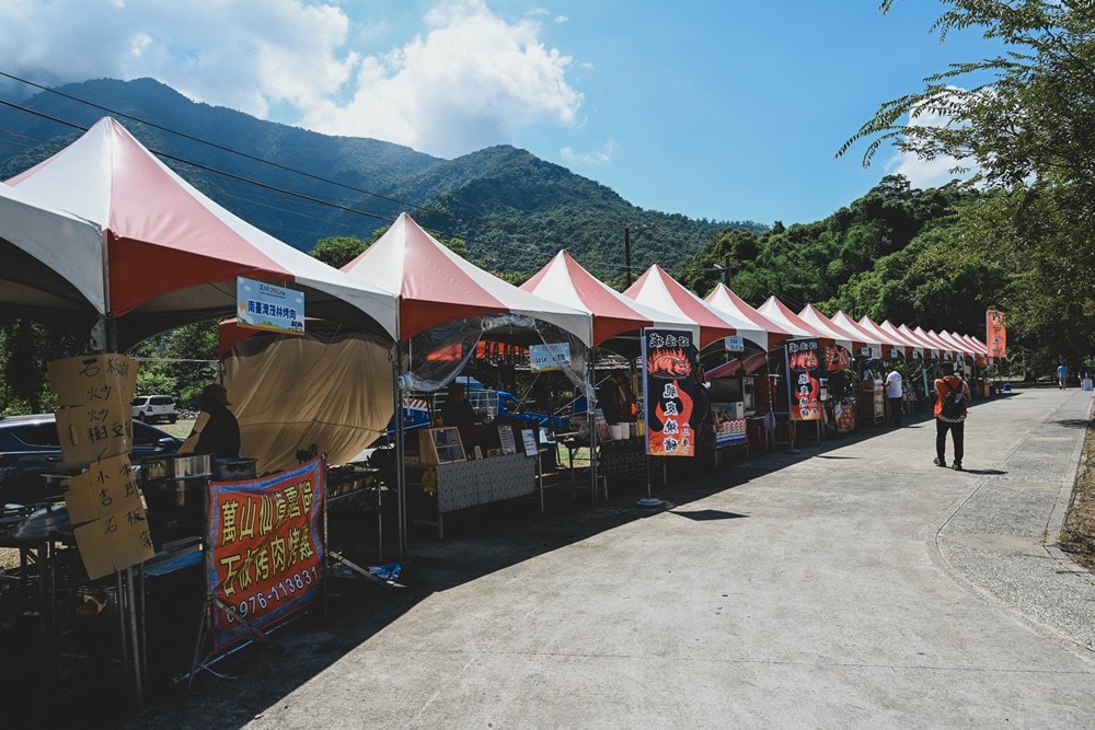 高雄週末&連續假日 免費親子水樂園！茂林SPA Line 山谷水樂園｜泡溫泉、10米超大型泳池、部落文化巡禮、歌舞表演、山水市集美食一次滿足!