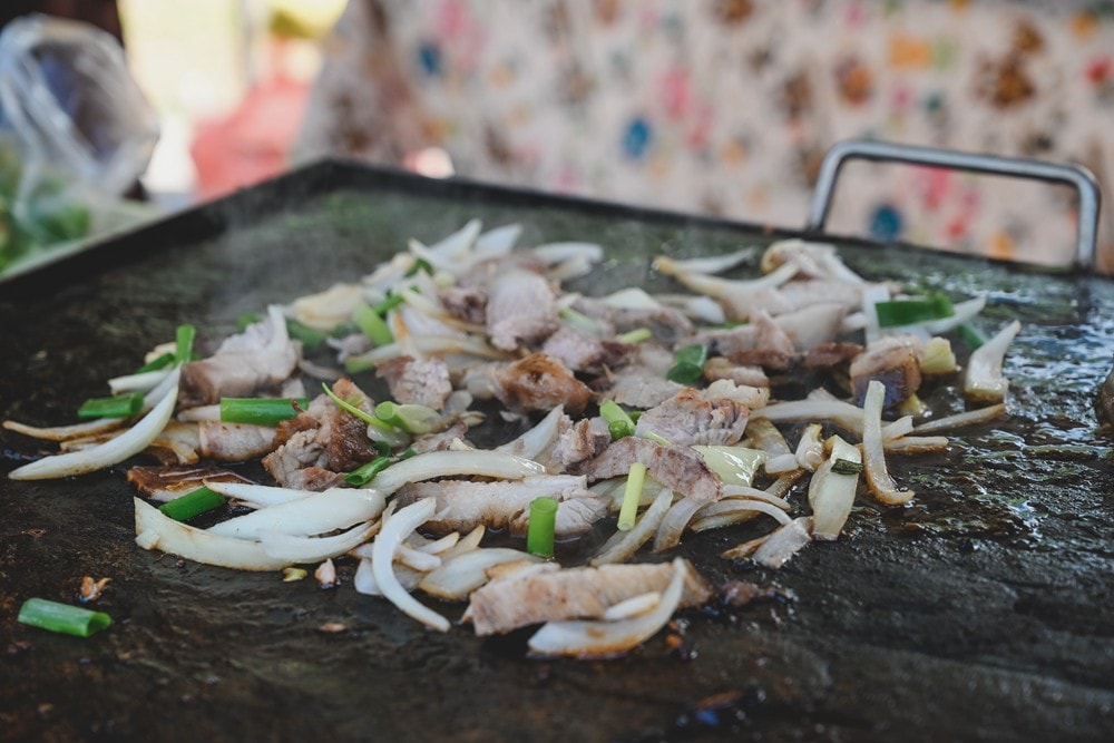 高雄週末&連續假日 免費親子水樂園！茂林SPA Line 山谷水樂園｜泡溫泉、10米超大型泳池、部落文化巡禮、歌舞表演、山水市集美食一次滿足!