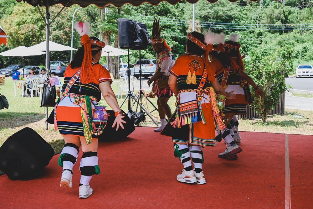 高雄週末&連續假日 免費親子水樂園！茂林SPA Line 山谷水樂園｜泡溫泉、10米超大型泳池、部落文化巡禮、歌舞表演、山水市集美食一次滿足!