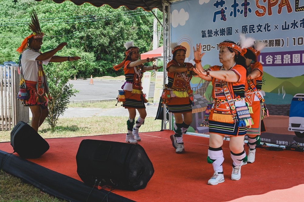 高雄週末&連續假日 免費親子水樂園！茂林SPA Line 山谷水樂園｜泡溫泉、10米超大型泳池、部落文化巡禮、歌舞表演、山水市集美食一次滿足!