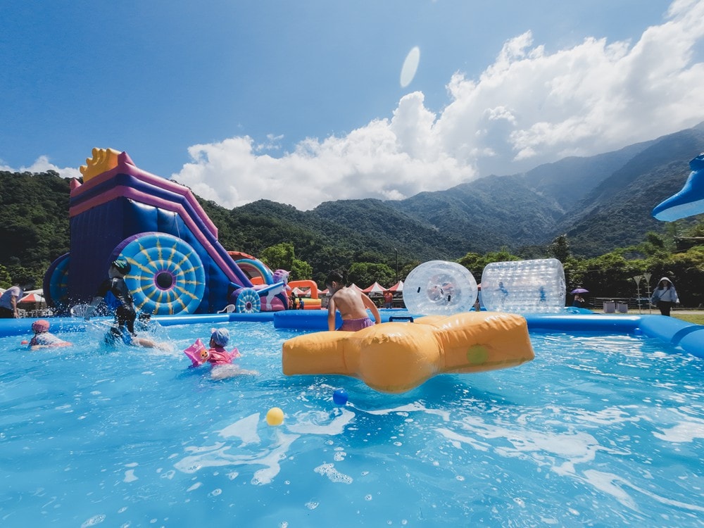 高雄週末&連續假日 免費親子水樂園！茂林SPA Line 山谷水樂園｜泡溫泉、10米超大型泳池、部落文化巡禮、歌舞表演、山水市集美食一次滿足!